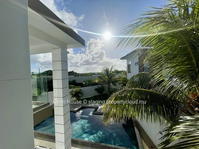 VILLA PDS à louer, Grand Baie, 350m², 4 chambres, piscine privée, proche de toutes commodités. Prix Rs 160 000.