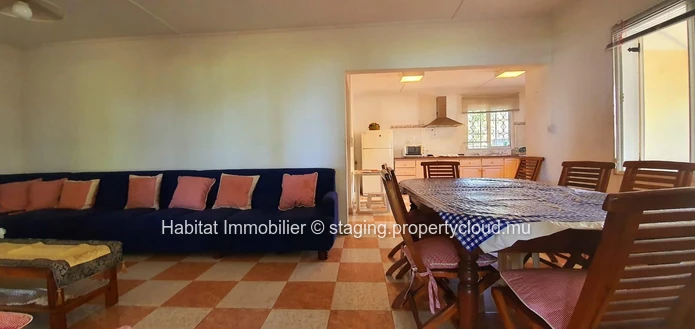 FOR SALE - Charming unfurnished beachfront family house of 400 m2 on a leasehold land of 1 arpent 16 enjoys a wonderf...