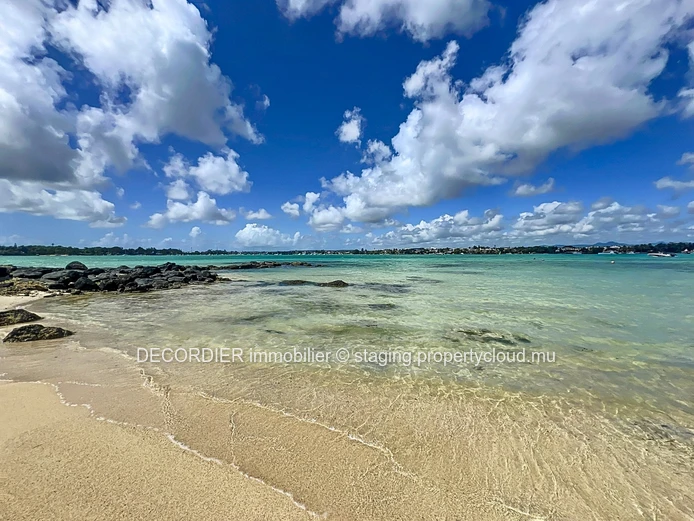 Ideal house on the seafront with private beach