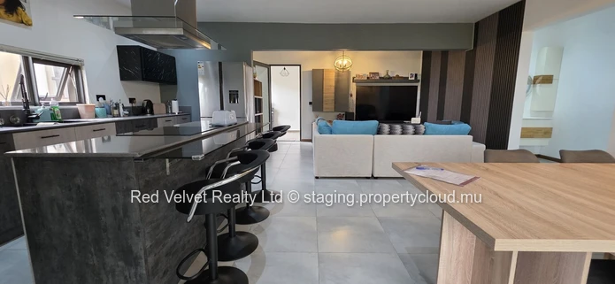 Maison de ville de luxe meublée avec 3 chambres, terrasse sur le toit et jacuzzi – Flic en Flac | Rs 15M