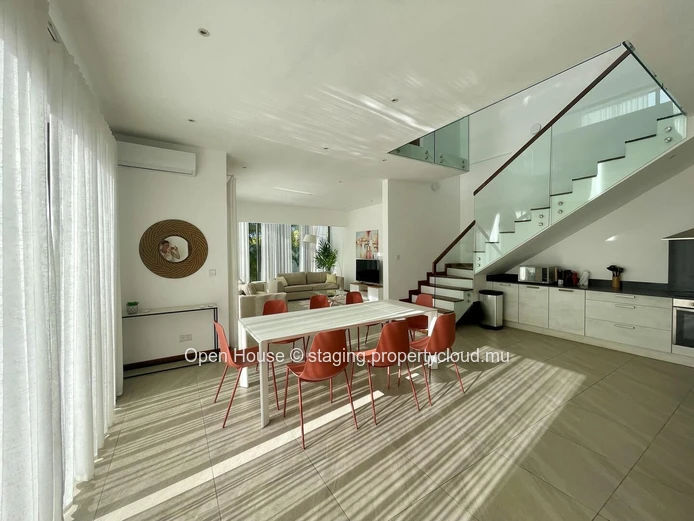 VILLA PDS à louer, Grand Baie, 350m², 4 chambres, piscine privée, proche de toutes commodités. Prix Rs 160 000.