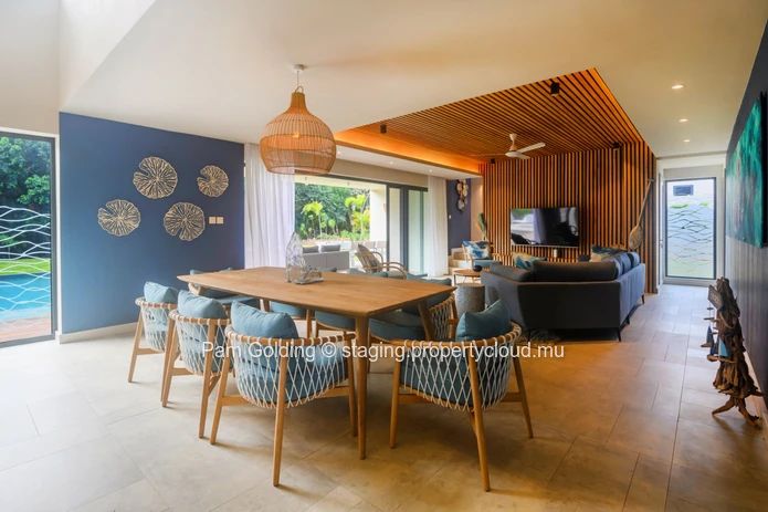 Soyez les premiers à emménager dans cette maison récemment achevée.  Conçue par des experts, la villa est vendue enti...