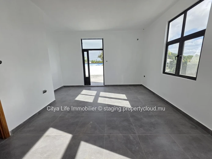 Maison à vendre à Grand Gaube, 250m², terrain de 520m², 4 chambres, piscine privée. Prix : Rs.