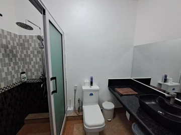 6 Bedroom Apartment