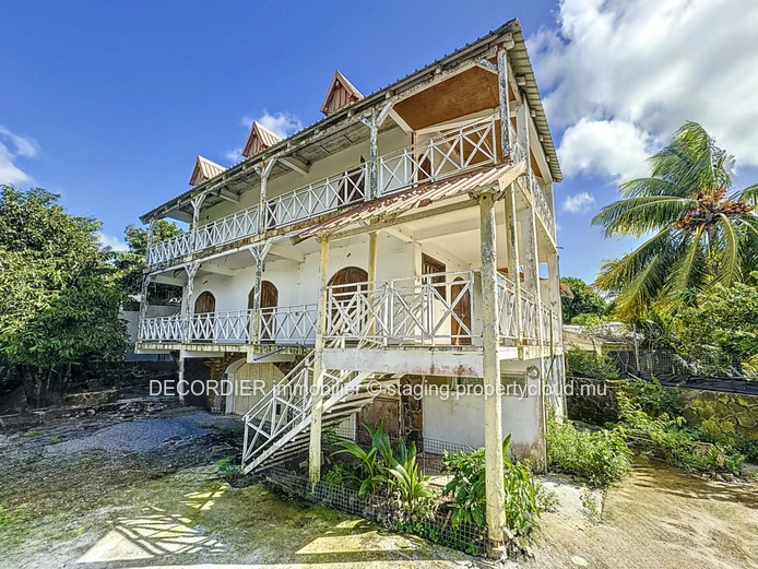 Colonial house to renovate with sea view on the top floor (Sole Mandate)