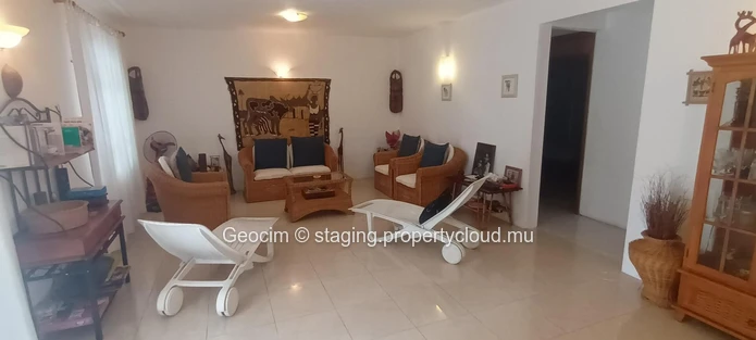 Flic en Flac Morc Safeland 1: A 200 m de la plage Maison meublée de 7 càc 2 sdb terrasses parking. Le tout sur 212 to... (Mandat exclusif)