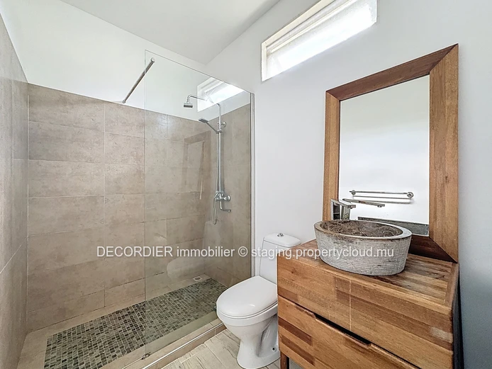 À vendre élégante maison de plain-pieds avec piscine