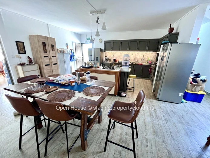 MAURITIAN VILLA in Grand Baie, 300m² living space, 353m² land, 3 bedrooms, office, garden, parking, close to schools,...