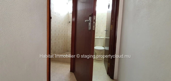 A VENDRE - Maison de plain-pied non meublée de 258 m2 sur un terrain de 155 toises située sur la route principale à L...