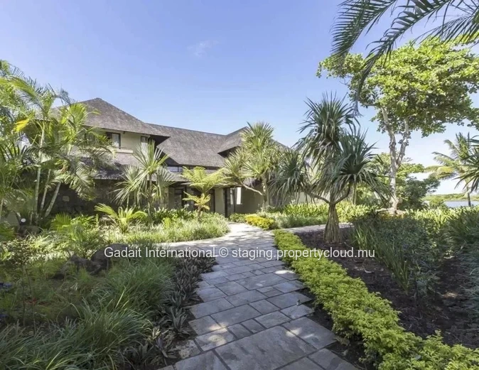 Invest in this villa in the east of Mauritius with private beach and golf access