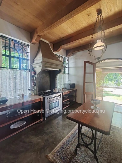 VILLA MAURICIEN à vendre à Tamarin, Rivière Noire. 390m², 4 chambres, piscine privée, cuisine équipée, jardin.