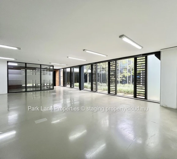Modern office space in Phoenix – ground floor + mezzanine – strategic location & green surroundings