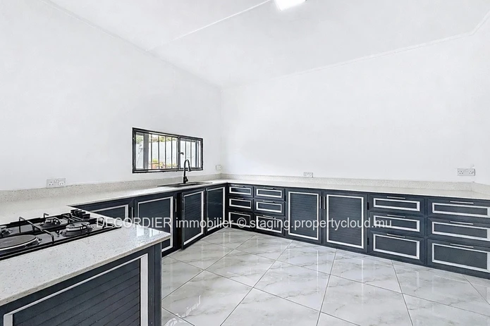 Maison moderne avec piscine privée.