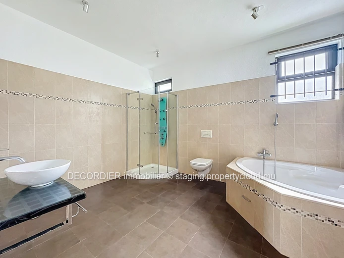 Unique opportunity: house with apartments, studio and sea view!