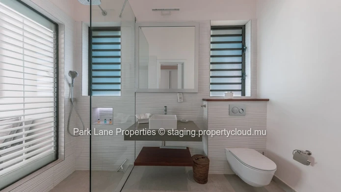 Sumptuous high end 5 bedroom villa in IRS Marina