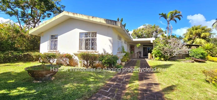 HOUSE TO RENOVATE This house of 250m2 on a plot of land of 888 toises is located in a highly residential area in Flor...