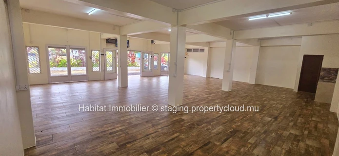 A louer : Bureau non meublé de 128 m² avec 5 places de parking, situé au rez-de-chaussée à Floréal