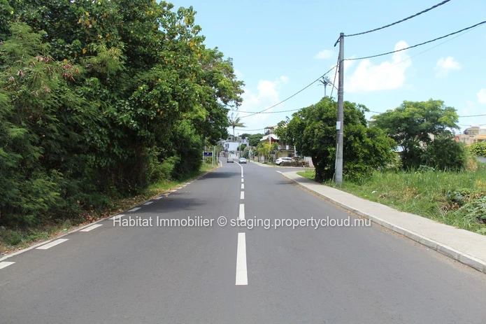 A VENDRE - Terrain commercial en toute propriété de 466 toises, avec accés sur 3 chemins à Mahébourg. 