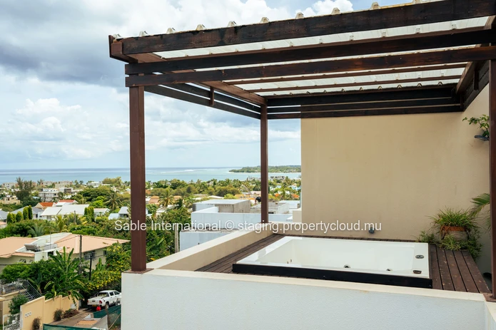 Penthouse à vendre à Tamarin, 160m², 3 chambres, piscine commune, vue mer, meublé