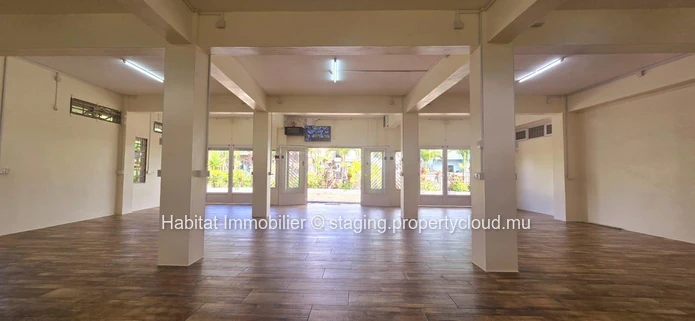 To rent : Unfurnished commercial space of 128 m² with 5 parking spaces, located on the ground floor in Floréal