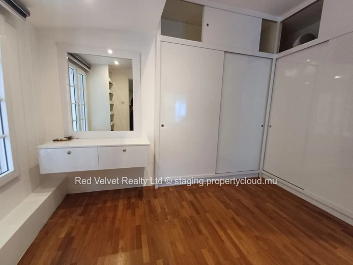 Elegant, Classy, and Freshly Renovated Apartment in Floreal for sale 