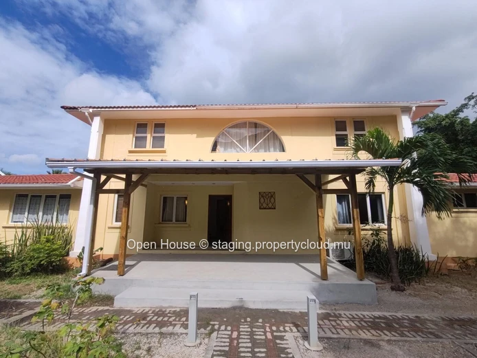 VILLA MAURICIEN à vendre à Tamarin, Rivière Noire. Surface habitable 600m², terrain 1,477m², 5 chambres, bureau, pisc...