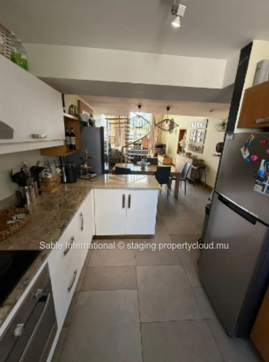Penthouse à vendre à Péreybère, 174m², 3 chambres, piscine commune, front de mer, meublé, climatisé.