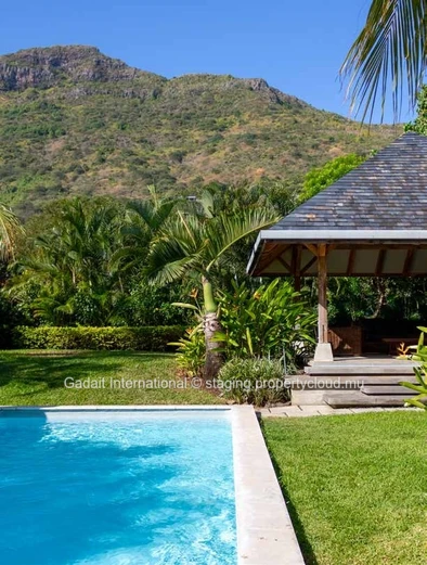 Villa avec piscine privée et jardin tropical à vendre | Rivière Noire