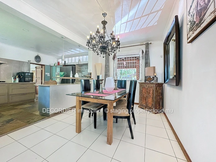 Contemporary house with swimming pool and garden - Accessible to foreigners