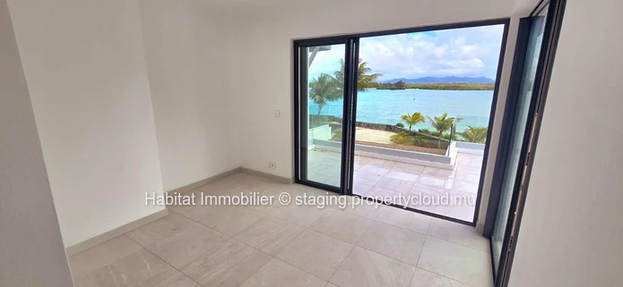 Cette somptueuse villa pieds dans l'eau non-meublée de 300 m² nichée au sein d'une résidence intimiste et sécurisée, ...