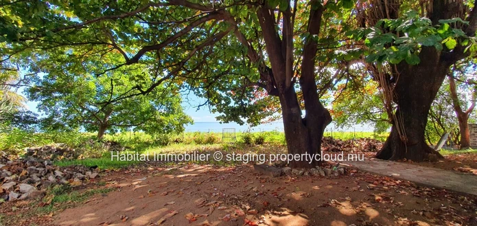 FOR SALE - Charming unfurnished beachfront family house of 400 m2 on a leasehold land of 1 arpent 16 enjoys a wonderf...
