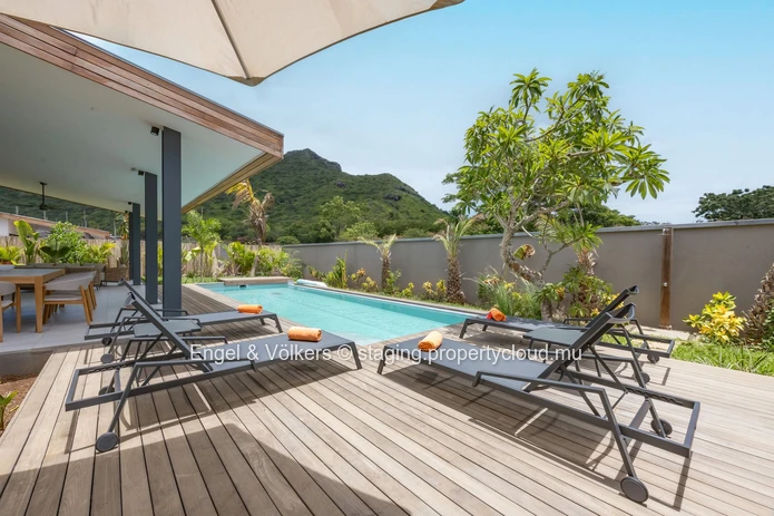 FOR SALE - Luxury 4 bedrooms Villa in Tamarin