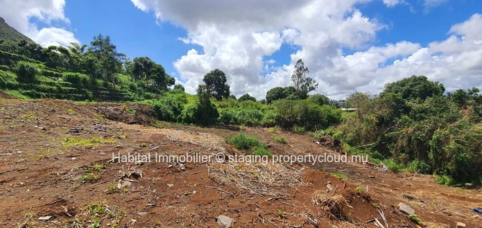 A VENDRE - Terrain de 362 toises en bordure de rivière dans un cadre naturel situé dans un quartier résidentiel à Mon...