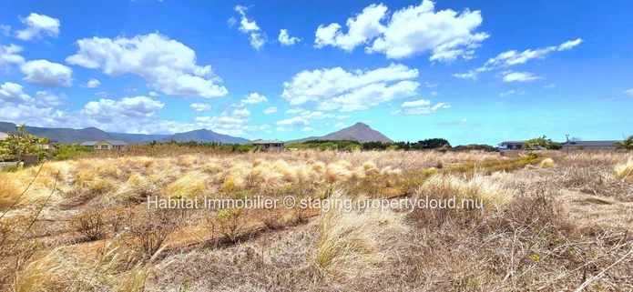 Big plot of 570 toises (2,166 m2 / 51 perches), located in the gated community “West Cape”, in Tamarin
