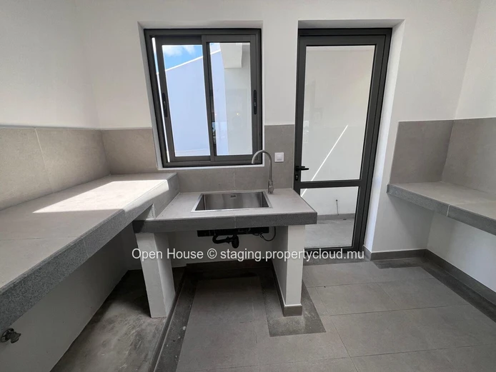 Luxurious penthouse with 3 bedrooms including a master suite, 2 bathrooms, and a swimming pool, located just 300 mete... (Sole Mandate)