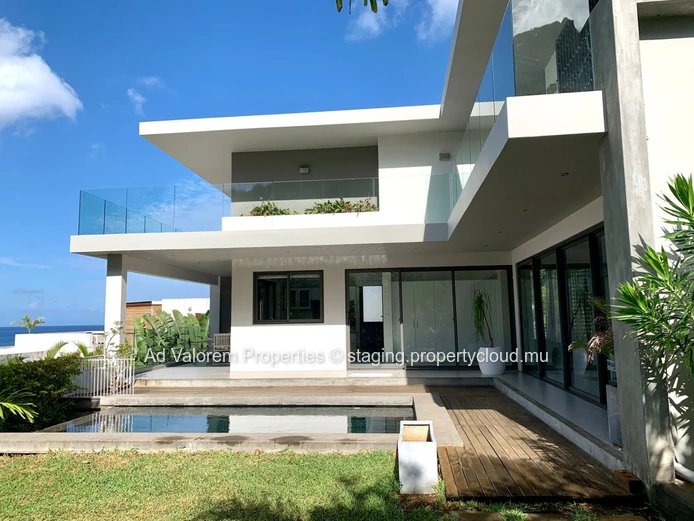 Maison à vendre à Rivière Noire - Black River, 300m² habitables, terrain 1.350m², piscine privée, proche écoles, clin...