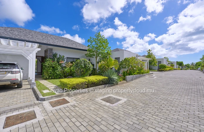 Fully owned villa accessible to non-Mauritian citizens for sale in Grand Baie, 211m² living space on 710m² land, 4 be...