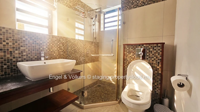 Elegant 3-Bedroom Beachfront Apartment with sea view