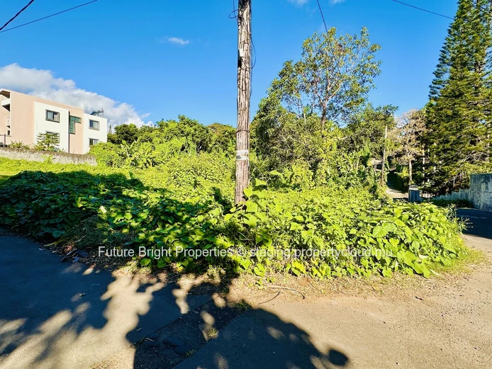 Prime Corner Plot in the Prestigious Area of Floréal – Ideal for Investors & Dream Home Seekers