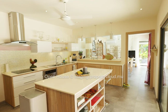 Villa PDS à vendre à Grand Baie, 378m², terrain 1 000m², piscine privée, bureau, options web, accessible aux étrangers.