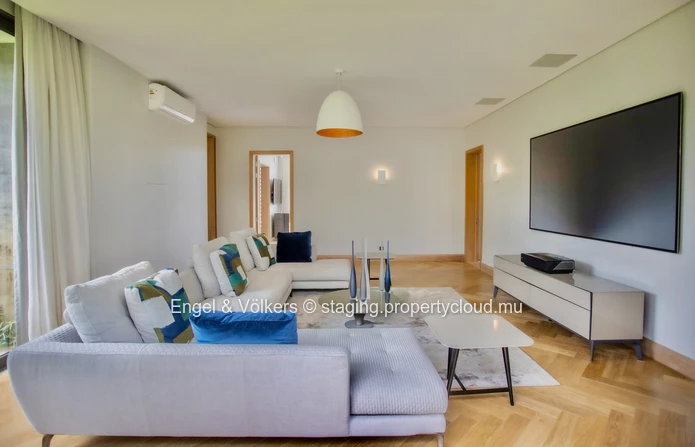 Refined Tropical Living in a Prestigious Golf Estate