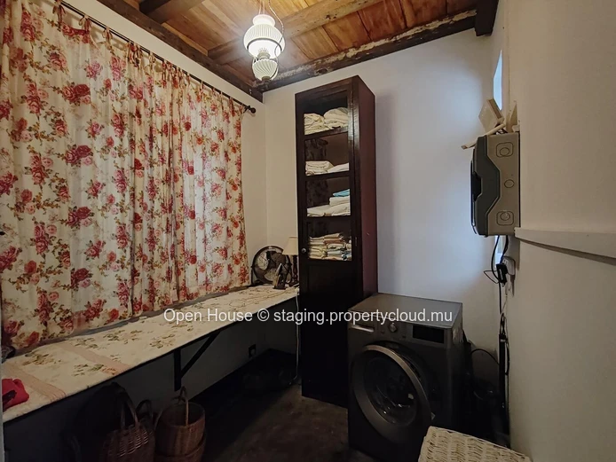 VILLA MAURICIEN à vendre à Tamarin, Rivière Noire. 390m², 4 chambres, piscine privée, cuisine équipée, jardin.