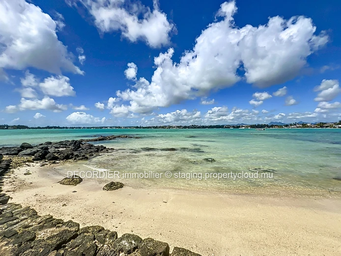Ideal house on the seafront with private beach