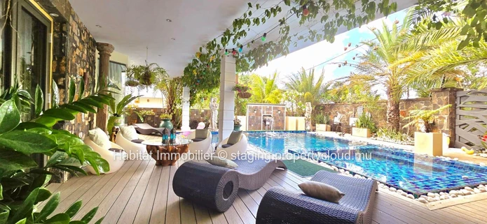 Cette splendide maison non meublée de 505 m², sur un terrain de 147 toises, est située sur la route royale à Baie du ...