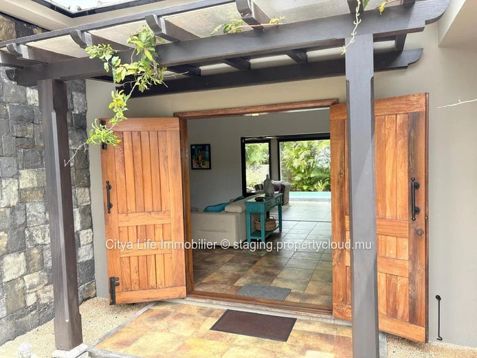 Villa à vendre à Mont Piton, 250m², terrain 1,025m², 4 chambres, piscine privée, sécurisé, proche écoles, prix Rs.