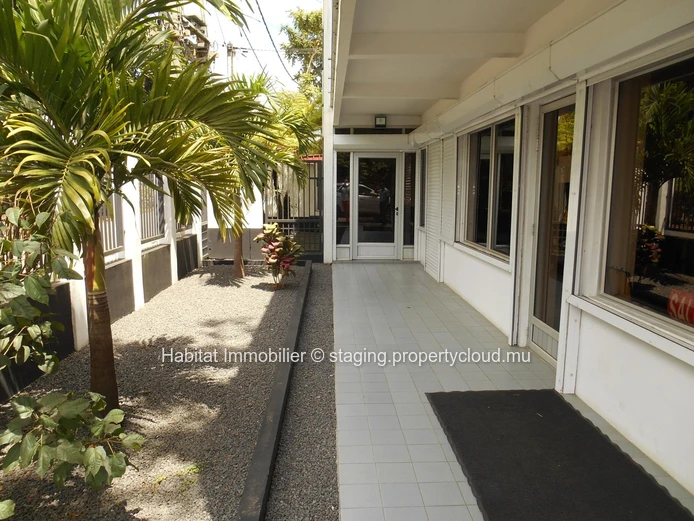 Commercial building of 300 m2 on a plot of land of 83 toises located in Vacoas