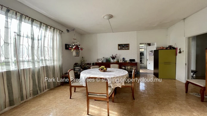 <br/>Floréal character home to renovate – Prime location with studio
