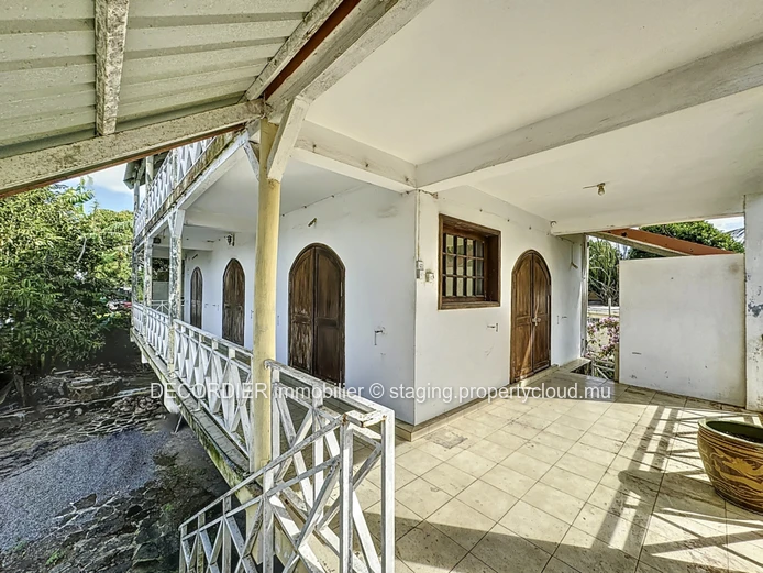 Colonial house to renovate with sea view on the top floor (Sole Mandate)