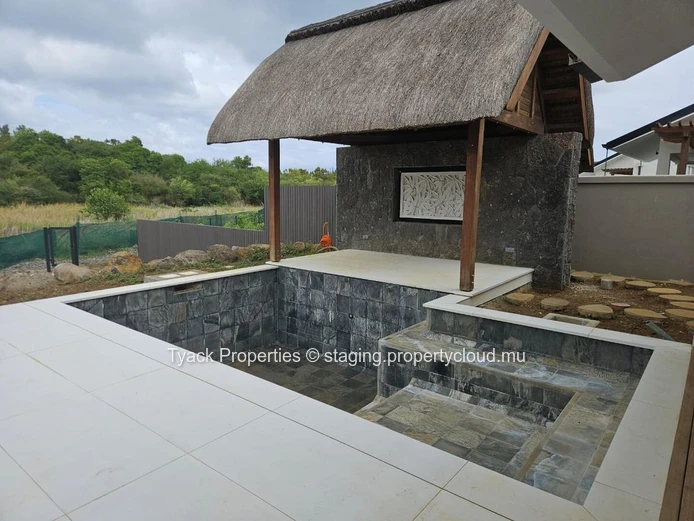 Elegant 2-Bedroom Villa with Pool & Office Space – Cap Malheureux