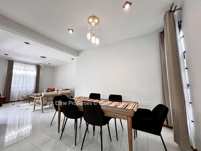 Duplex contemporain à Quatre Bornes – Calme, confort et luminosité